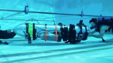 Peneliti sedang menguji kapal selam mini milik Elon Musk