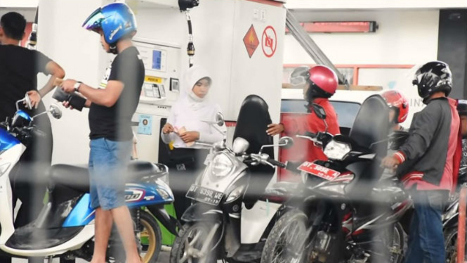 Mengisi bensin di SPBU.