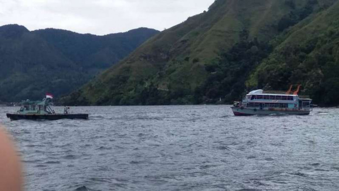 SAR evakuasi KM ?Roma Parsaulian, yang nyasir karam di Danau Toba