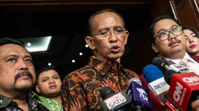 Terpidana kasus korupsi penyelenggaraan ibadah haji dan operasional menteri, Suryadharma Ali (tengah)