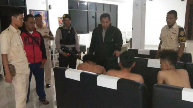 Polisi menangkap tiga sekawan tersangka pencuri di kamar indekos delapan mahasiswa Universitas Indonesia asal Korea Selatan di Depok, Jawa Barat, pada pada Rabu, 11 Juli 2018.