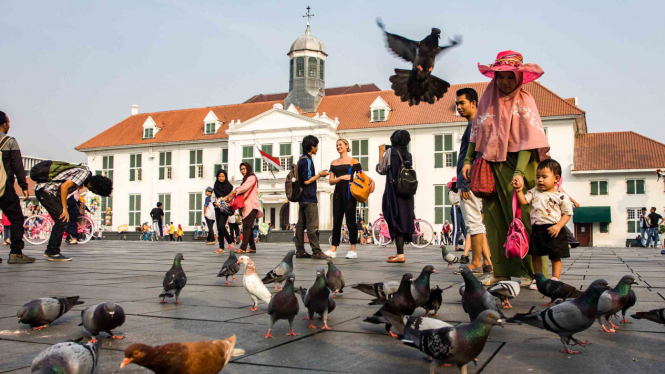 Warga berwisata di Kawasan Kota Tua, Jakarta