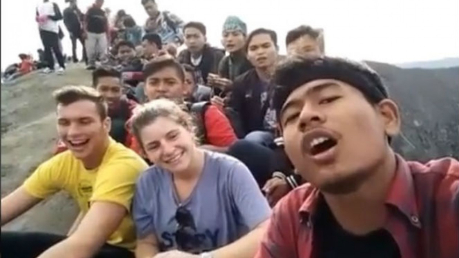 Pria ajak bule lantunkan salawat di puncak Gunung Bromo.
