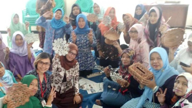 Kreativitas ibu-ibu Pancoran Depok ubah sampah jadi souvenir cantik