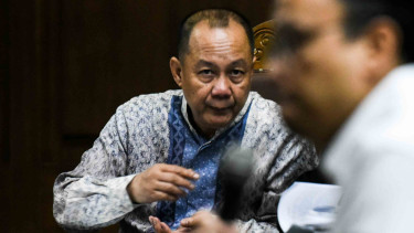 Terdakwa kasus korupsi penerbitan SKL BLBI Syafruddin Arsyad Temenggung (kiri) mendengarkan keterangan saksi saat menjalani sidang di Pengadilan Tipikor Jakarta