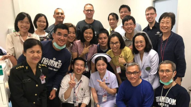 Penyelam dan dokter dari Australia Dr Richard Harris (tengah belakang) dan mitra penyelam Craig Challen (di sebelah kanannya) berfoto bersama tim kesehatan yang menangani anak-anak yang diselamatkan di RS Chiang Rai.