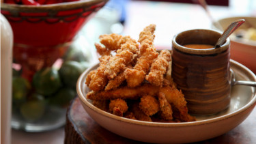 Udang goreng saus markisa pedas.