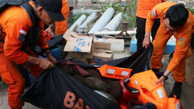 Kru Basarnas di misi penyelamatan korban tenggelamnya KM Sinar Bangun