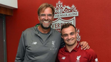 Pemain anyar Liverpool, Xherdan Shaqiri bersama Juergen Klopp.
