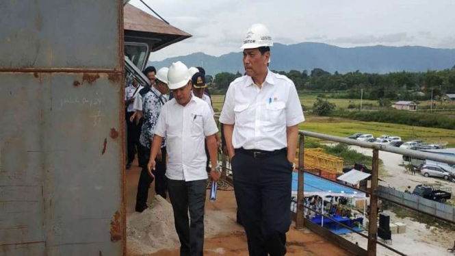 Menko Kemaritiman Luhut Pandjaitan meninjau Danau Toba Sumut