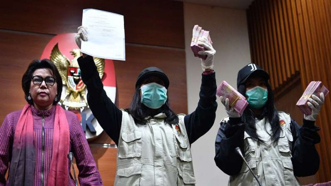 KPK membeberkan barang bukti kasus suap anggota DPR RI, Eni Maulani Saragih