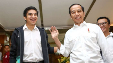 Presiden Joko Widodo berbincang dengan Menteri Pemuda dan Olahraga Malaysia, Syed Saddiq, beberapa waktu lalu.