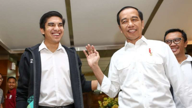 Presiden Joko Widodo berbincang dengan Menteri Pemuda dan Olahraga Malaysia, Syed Saddiq, beberapa waktu lalu.