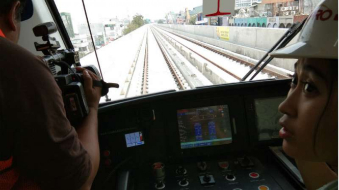 Masinis LRT perempuan bawa Menjub uji coba LRT tahap I