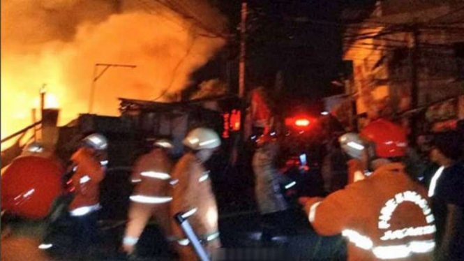 Petugas berjuang padamkan kebakaran di gudang materian Sunter, Jakut.