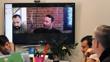 Komunikasi menggunakan Skype versi desktop