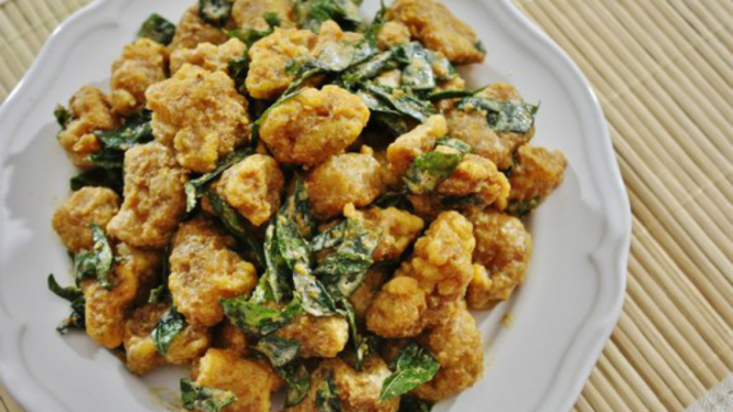 Salted egg chicken atau ayam saus telur asin.