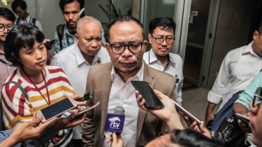 Menteri Tenaga Kerja, Hanif Dhakiri (tengah)