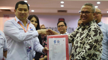 Ketua Umum Perindo Hary Tanoesoedibjo (kiri)