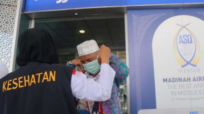 Jemaah haji pakai masker