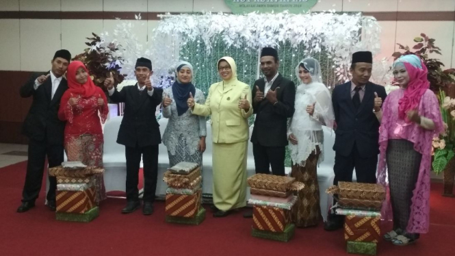 Peserta nikah massal di kantor Kejati Jatim, Surabaya, Selasa, 17 Juli 2018