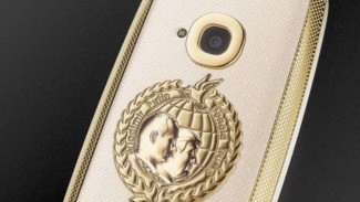 Nokia 3310 Peacemakers, Ponsel Titanium Berlumur Emas