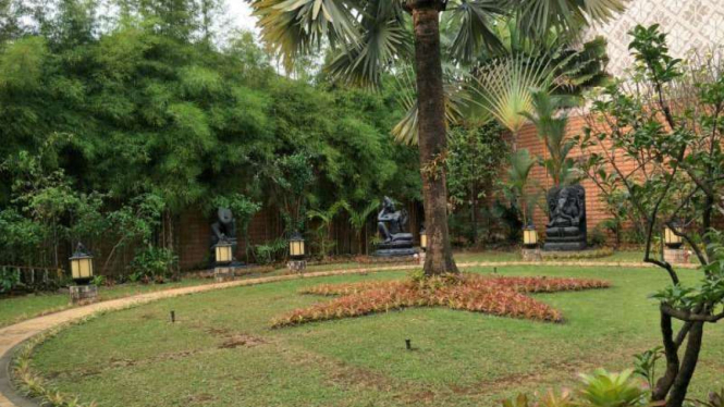 Halaman rumah BJ Habibie