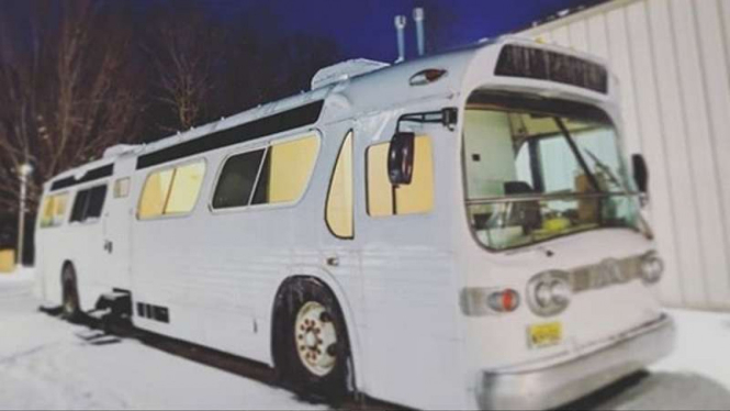 Bus disulap jadi rumah kecil