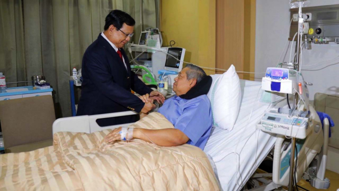 Prabowo Subianto menjenguk SBY di RSPAD, Rabu malam, 18 Juli 2018.