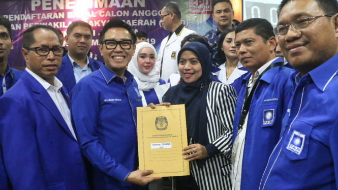Ketua DPW PAN DKI Jakarta Eko Hendro Purnomo menyerahkan berkas caleg DPRD DKI