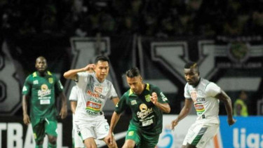 Debut Raphael Maitimo dalam laga Persebaya vs PSMS.