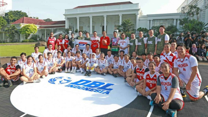 Presiden RI, Joko Widodo, bersama alumni DBL di Istana Bogor