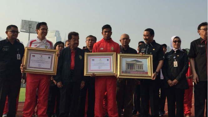 Prosesi serah terima hadiah rumah Lalu Muhammad Zohri