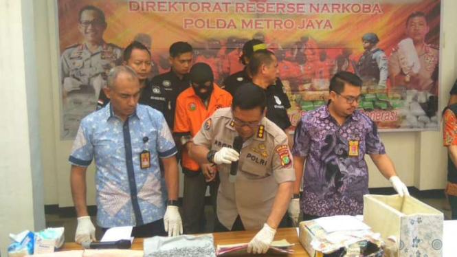 Polda Metro Jaya konferensi pers  pengungkapan ribuan butir ekstasi
