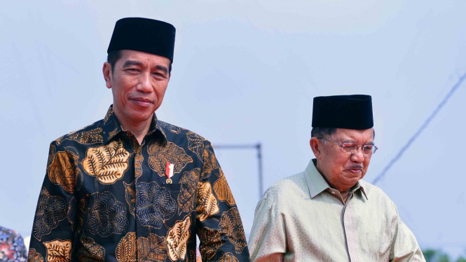 Presiden Joko Widodo (kedua kanan) didampingi Wakil Presiden Jusuf Kalla (kanan)