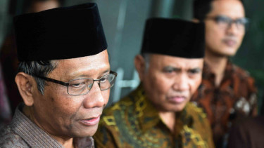 Anggota Dewan Pengarah Badan Pembinaan Ideologi Pancasila (BPIP), Mahfud MD (kiri)