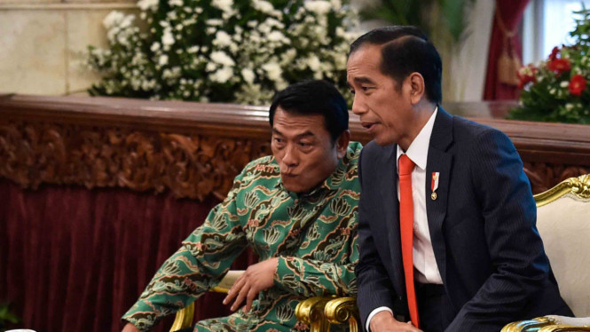 Presiden Joko Widodo (kanan) dan Kepala KSP Moeldoko (kiri)