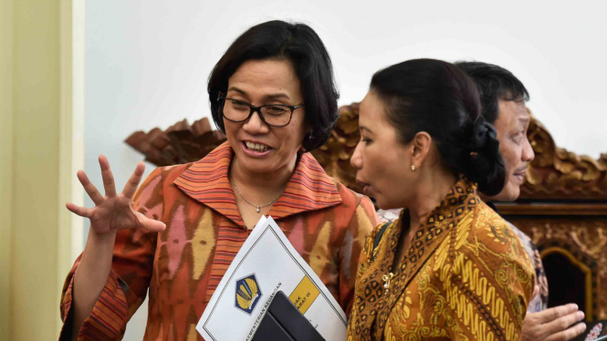 Menteri BUMN Rini Soemarno (kanan) berbincang dengan Menteri Keuangan Sri Mulyani (kiri)