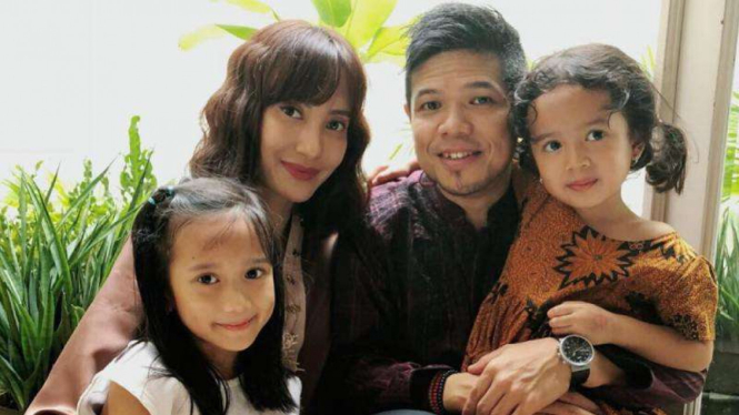 Artika Sari Devi dan Keluarga