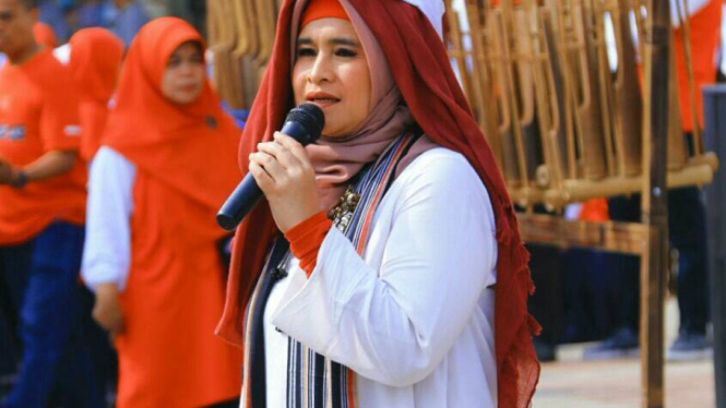 Neno Warisman