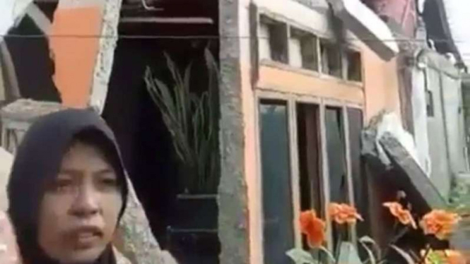 Rumah rusak akibat gempa Sumbar.