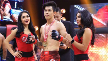 Petarung One Pride MMA Pro Never Quit, Wallie Teo (tengah)