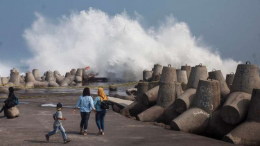 Ombak tinggi di kawasan wisata Pantai Glagah, Temon, Kulonprogo, Daerah Istimewa Yogyakarta.