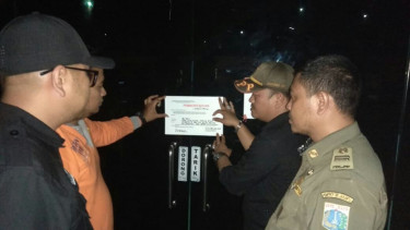 Polisi Pamong Praja menyegel griya pijat dan karaoke V&S di Jakbar.