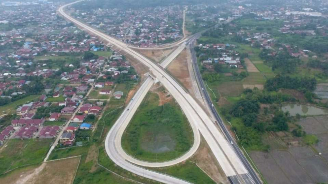 Simpang susun tol Medan-Kualanamu-Tebing Tinggi, Sumatera Utara.