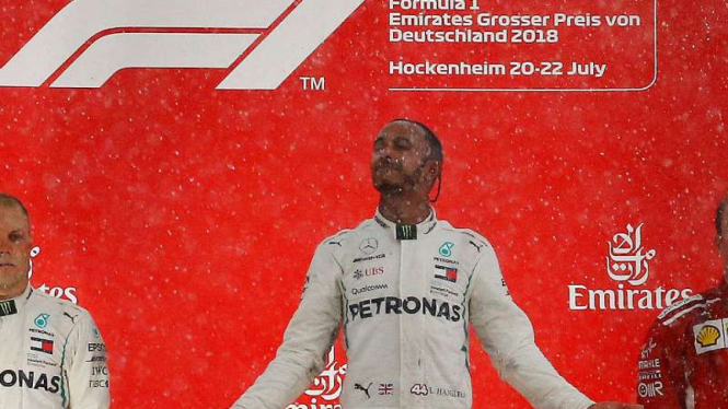 Pembalap Mercedes, Lewis Hamilton, rayakan juara di F1 GP Jerman.
