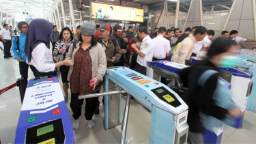 Antrean sistem elektronik tiket KRL.