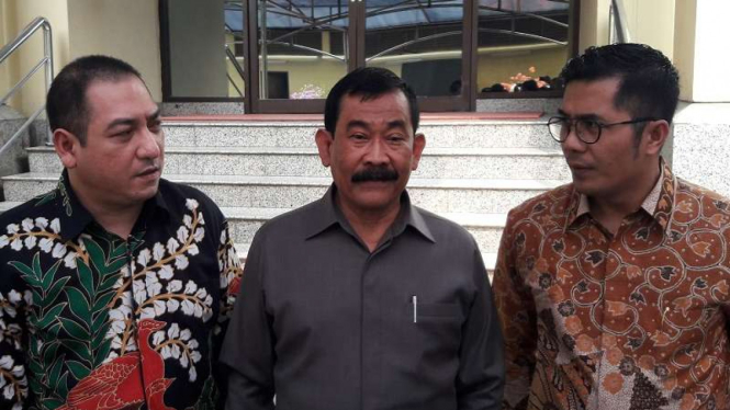 Mantan Danjen Kopassus Mayjen Purn Soenarko (tengah).