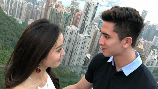 Verrell Bramasta dengan Natasha Wilona.