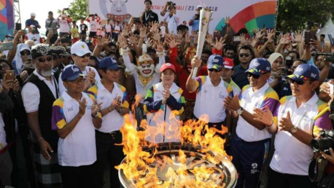 Obor Asian Games di Pantai Kuta.